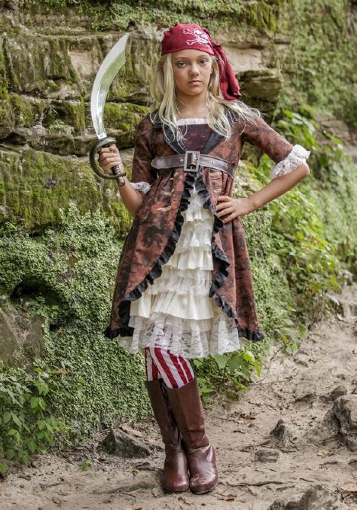 How can a girl dress like a pirate?