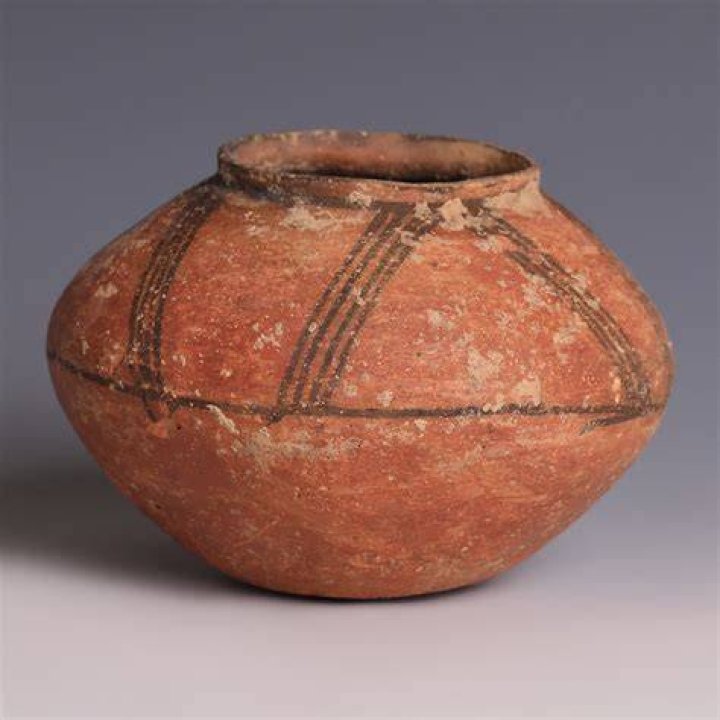 What are the main feature of Indus Valley civilization pots?