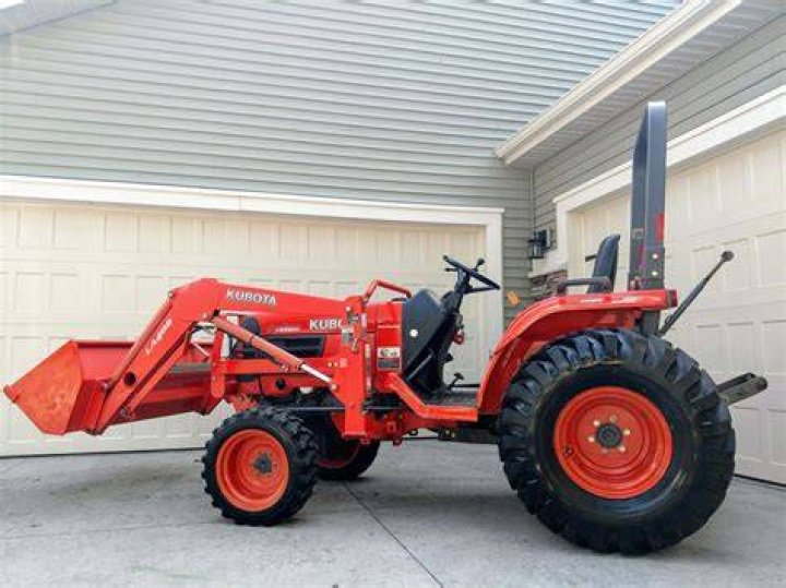 What does a Kubota B7800 weight?