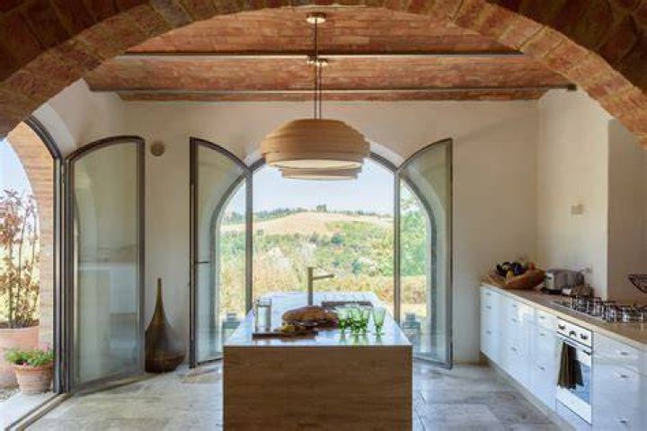 What is modern Tuscan decor?